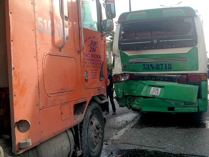 Đầu và đuôi hai phương tiện bị hư hỏng sau vụ va chạm